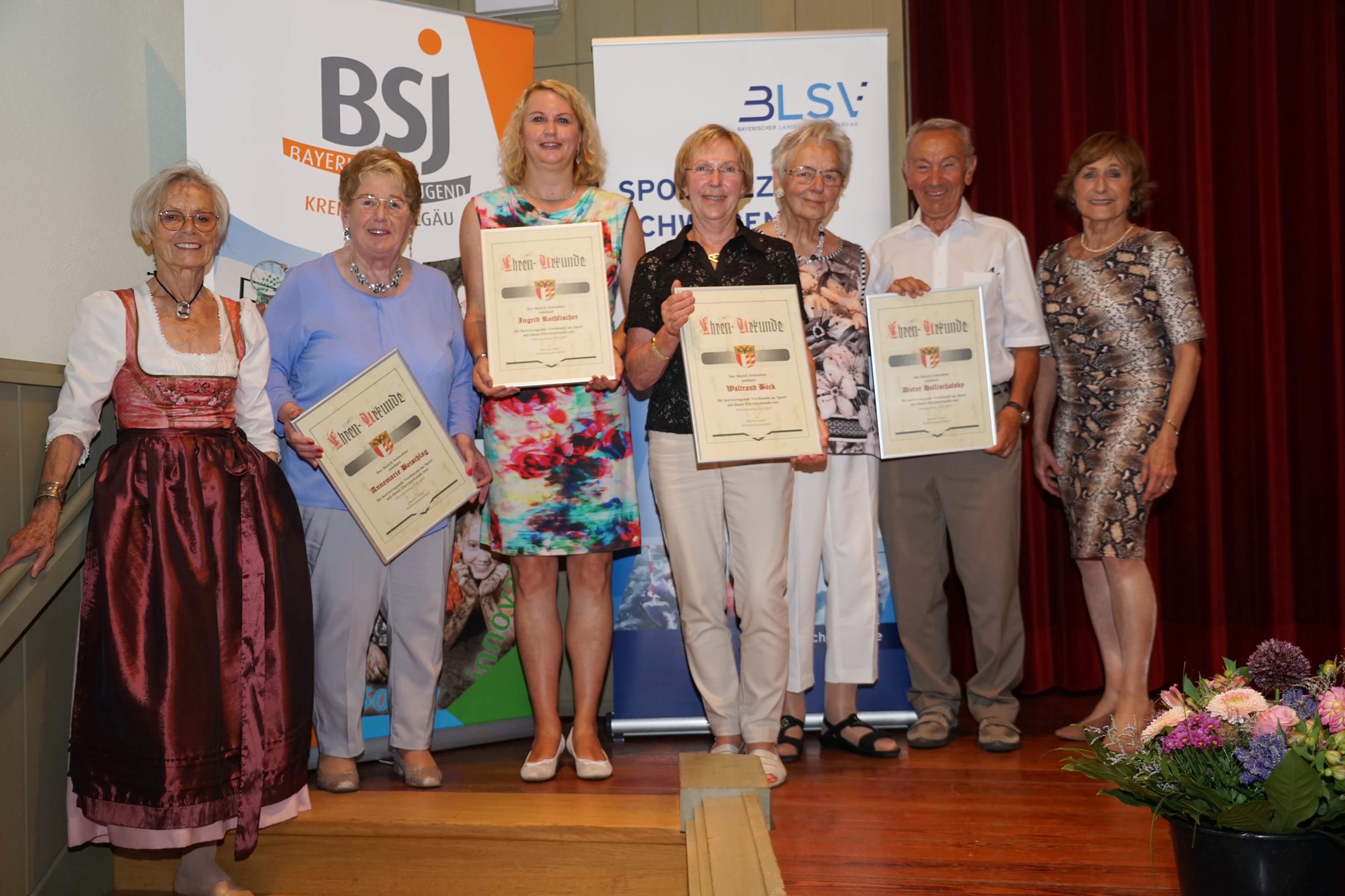 Annemarie Beischlag und Dieter Hallischafsky wurden beim Tag des Ehrenamtes vom BLSV Bezirk Schwaben ausgezeichnet.