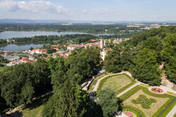 Blick vom Schlossturm auf Hluboka nad Vltavou.